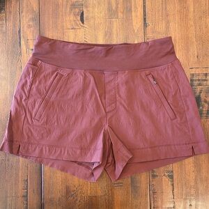 Athleta Trekkie North Short 3.5” inseam size 8